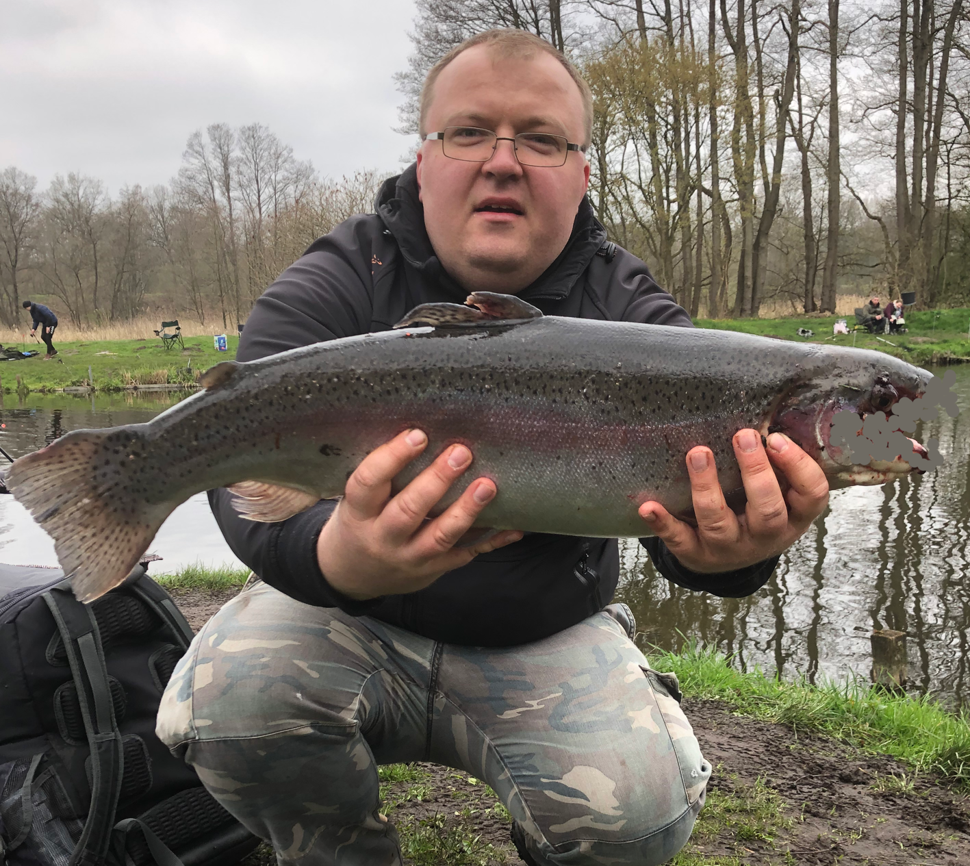 Alexander Dite fängt eine große Forelle
